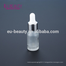 Bouteille d&#39;huile essentielle claire et glacée de 10 ml avec bouchon cuivré gainé en aluminium